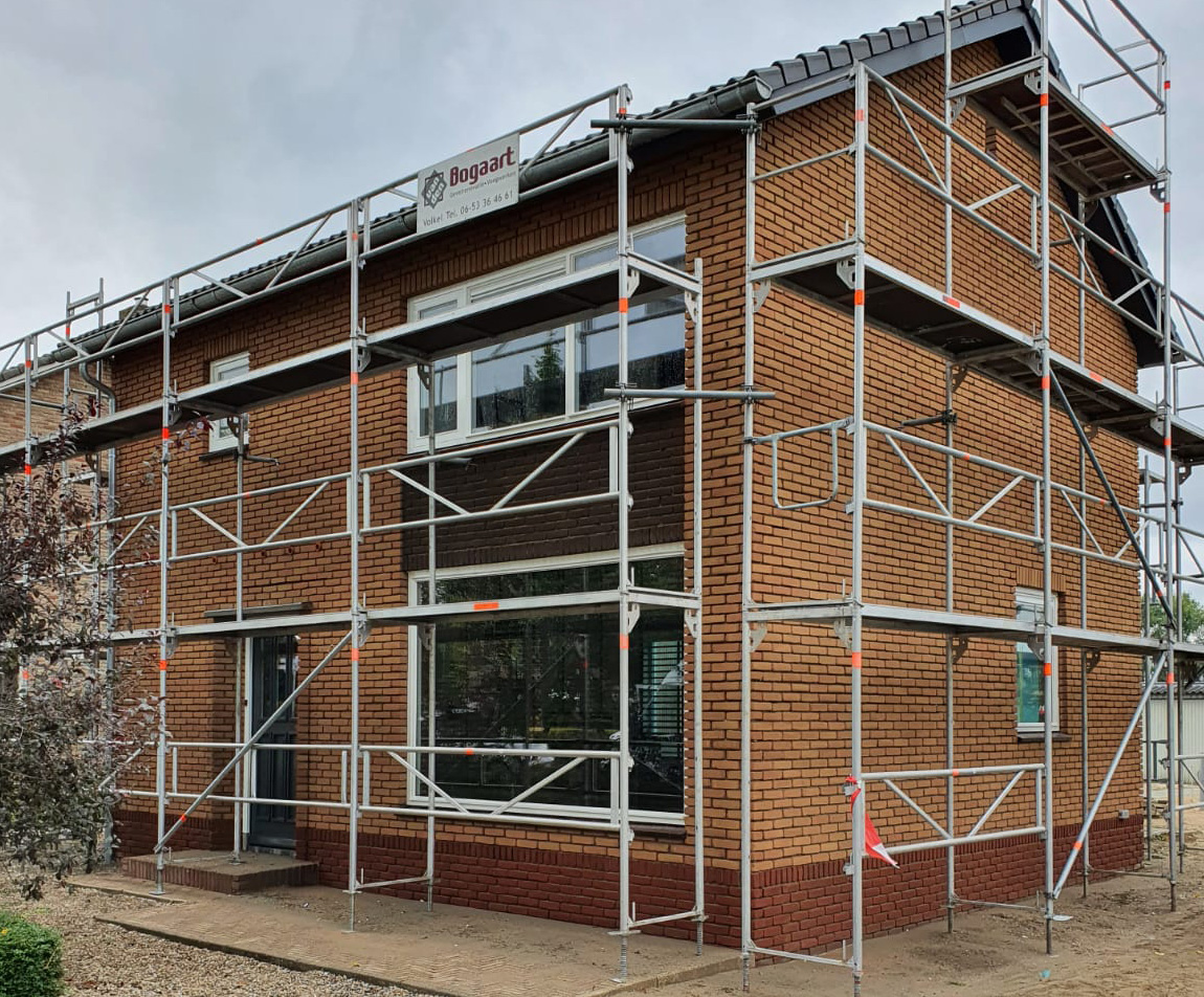 Woning met fris gereinigde gevel en nieuw voegwerk na renovatie — Van den Bogaart